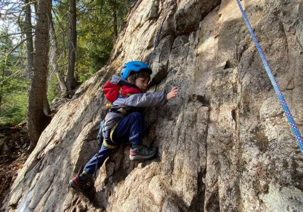 Des minis parois d’escalade pour les enfants à Petite-Rivière